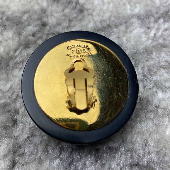Chanel vintage Fall 1984 resin/metal clip on earring - Picture 4 of 12